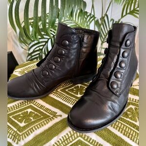 Miz Mooz “Louise” Black Leather Button Front Ankle Boots. Vintage vibe! Size 8